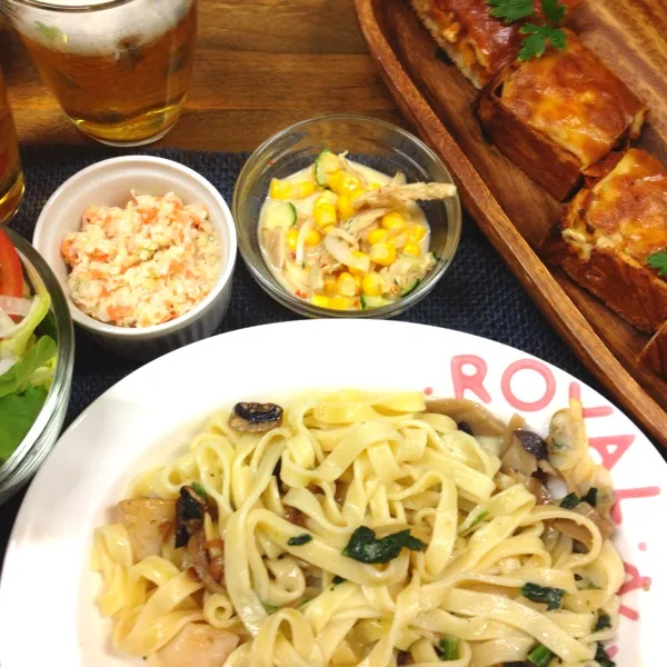 今日はパスタ&サラダ三種盛り。
デニッシュっぽいパンでピザパンも。
あーーーー食べ過ぎたぁ。|だこちんさん