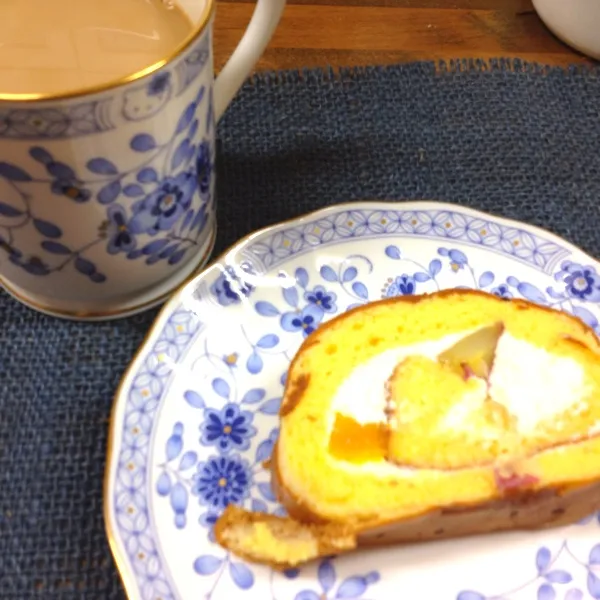 おやつ。ショウタニのカボチャとサツマイモのロールケーキ。
ちゃんとそれぞれの味が出ていて、相当美味しかったぁ！|だこちんさん