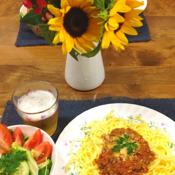 今日は気合を入れて、ミートソースを作って、パスタ。あー！！ミートソース、一から作ったら、美味しすぎるぅ〜♪
お母さんのような花、ヒマワリと一緒に、パチリ。
お母〜さん。美味しくできたよ〜^o^|だこちんさん