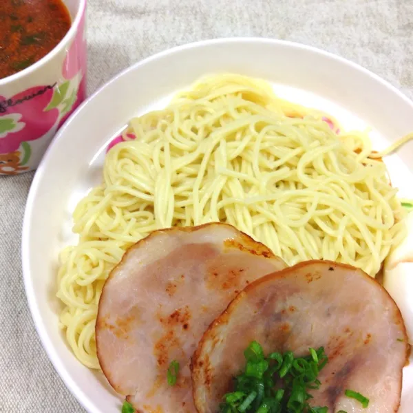 お昼にマルタイのつけ麺をしてみましたが。
私はやっぱり、普通のラーメン派だなぁ。
またしばらくしたら、食べ直しすることになるのかなぁ。|だこちんさん