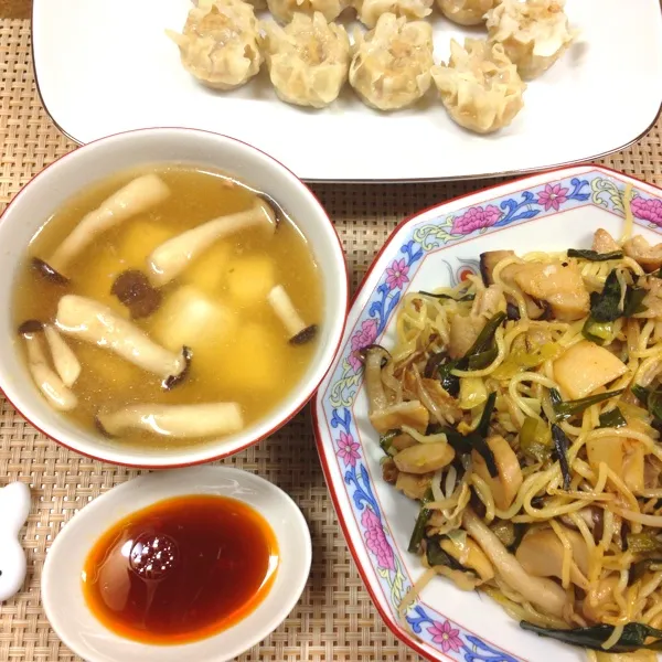 今日も忙しかったから。
皿うどんの時に炒めておいたお野菜で、簡単に焼きそば〜とシュウマイと中華スープ！！|だこちんさん