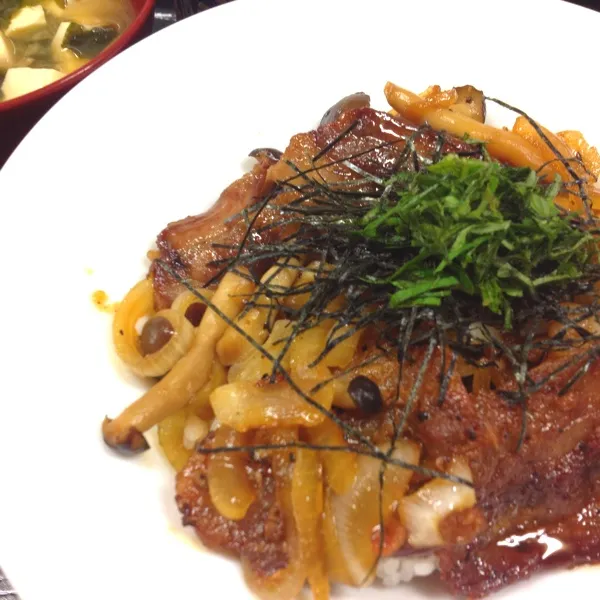 仕事が忙しすぎて、今日は簡単豚丼〜！！
豚丼って美味しいねぇ。|だこちんさん