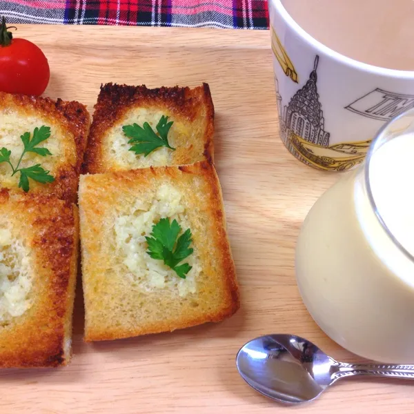 Snapdishの料理写真:今日のブランチ〜
またまたサクサクガーリックトースト！
マンゴースムージー！
カフェオレ|だこちんさん