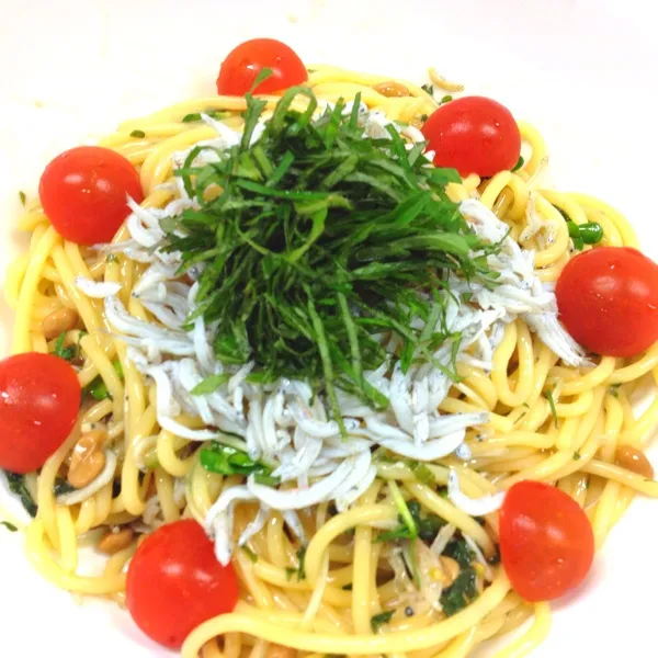 今日は納豆しらす冷製パスタ！
ポイントは大葉とにんにくをつけた醤油とその大葉を使うこと〜
サッパリ〜軽く食してしまった！|だこちんさん