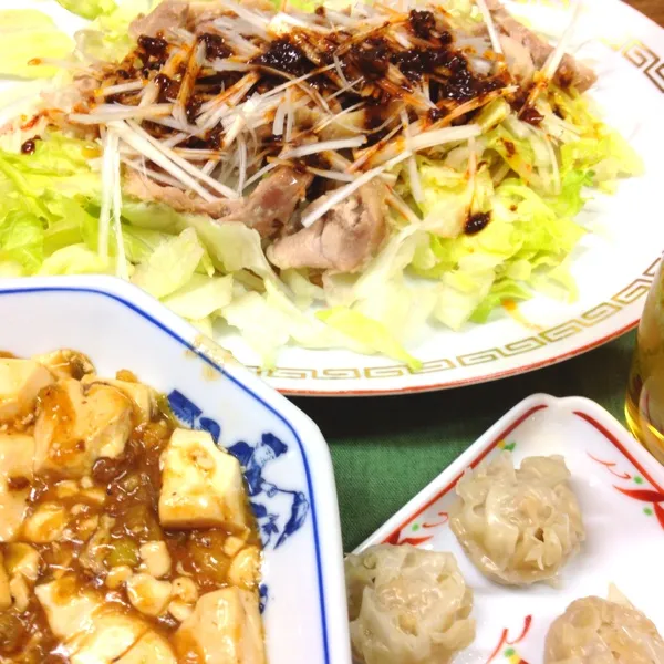 もう、忙しすぎ〜なので、ほぼ一瞬でできるレンジでチンの蒸し鶏と麻婆豆腐とシュウマイ！！美味しいんだよね。
よだれ鶏ソースのおかげっ。|だこちんさん