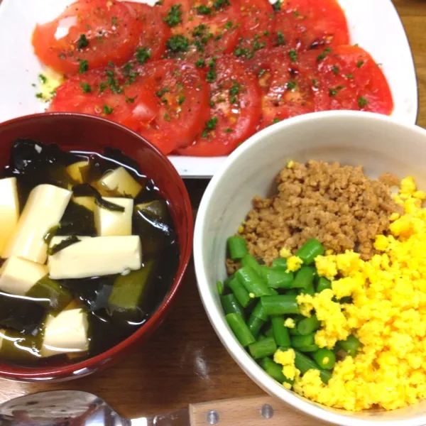 Snapdishの料理写真:今日もまだ仕事…
なので、簡単に三色丼！とトマトをバルサミコ酢とオリーブオイルで。そこだけ急激なイタリアンになった。
でも、色は4色で美しい。|だこちんさん