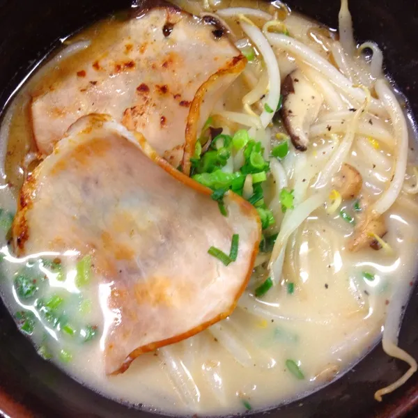 晩ご飯。熊本トンコツラーメン！マルタイ！
簡単簡単！
なんか、お昼のカレーがもたれちゃって。
カレーってもたれますよね(･･;)
歳かな。ションボリ。|だこちんさん