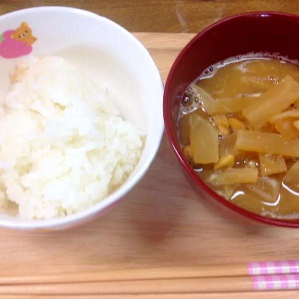 朝ごはん。
ご飯と昨日の納豆お大根のお味噌汁。
あー、このお味噌汁さいこーや！！|だこちんさん