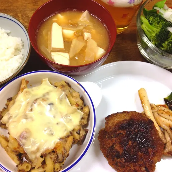 今日も、仕事で帰りが遅くなり…残り物寄せ集め晩ご飯！
しかし、色々結構あって、遅くに食べて、また満腹に。(｡-_-｡)
ハンバーグ(ガーリックソース)
グラタン&サラダ&納豆とお豆腐とお大根のお汁。|だこちんさん