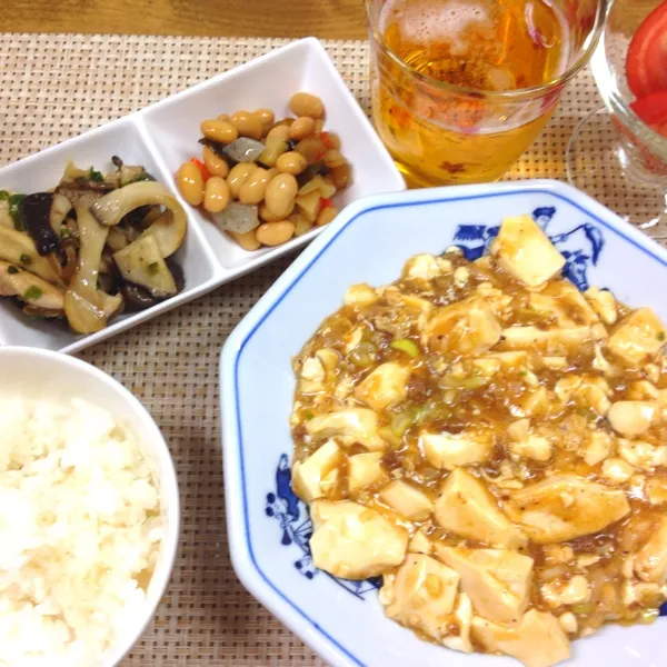 麻婆豆腐。五目豆。ササミときのこのポン酢和え。冷やしトマト。

どれも簡単過ぎ〜。
すんません。|だこちんさん