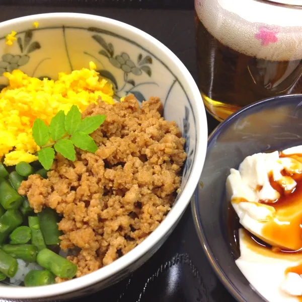 お家に帰ってから三色丼を作りました。
あとはおぼろ豆腐。

今日は一日中出かけ、パパに老犬の世話をおしつけていたので、とりあえず、ちゃんと作りました〜|だこちんさん