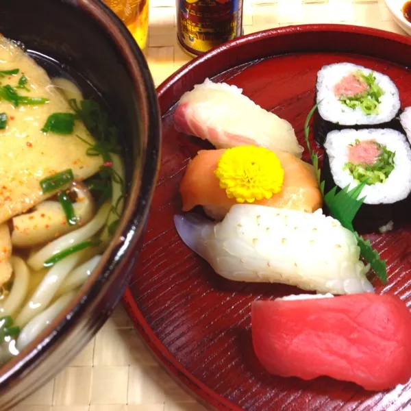 晩ご飯。
きつねうどんと握りとネギトロ巻。
簡単…もう、食べ終わった。
お腹空いたらお豆腐でもたべよ。|だこちんさん