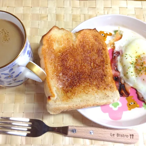 パパ作成朝ごはん。
ベーコンエッグなんて華やぐわ。
忙しい朝、とても助かります。
卵の具合は最高です。
目玉焼きもゆで卵も完璧〜|だこちんさん