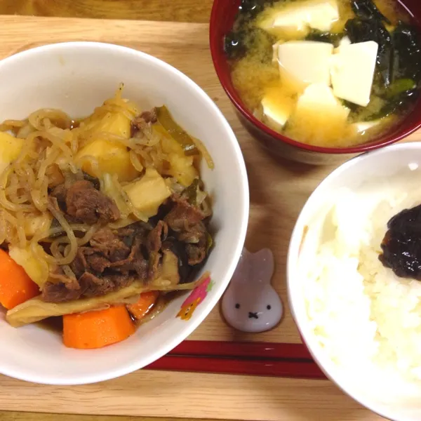 Snapdishの料理写真:晩ごはん(きのう)
お母さんの肉じゃが〜のつもりが。
大胆に味つけできず、薄味〜。
健康にはいい！
お母さんは、運動会や遠足とかここぞ！というお弁当は、いつもこの肉じゃがというかすき焼き弁当だった！！|だこちんさん