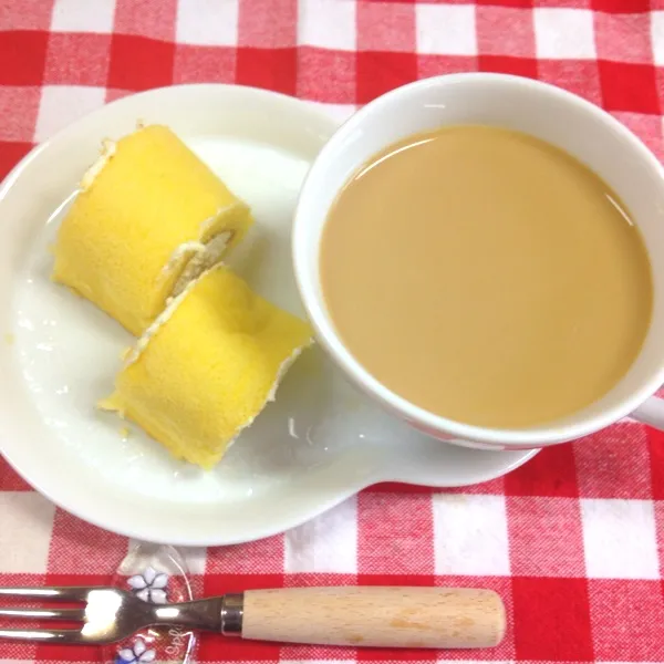 今日のおやつはロールちゃん。
安くて美味しい。
パパと半分こでもすごいカロリー
今からパパとスーパーに行くので。腹ペコで行くと危険だからね。|だこちんさん