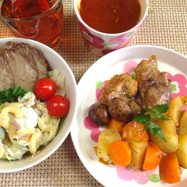 お父さんの食事を作りに、一時帰宅。
一緒に早めの晩ご飯。
ローストチキンとローストビーフサラダ
♪( ´θ｀)ノ あはあは。今度はローストディナーだわ。|だこちんさん