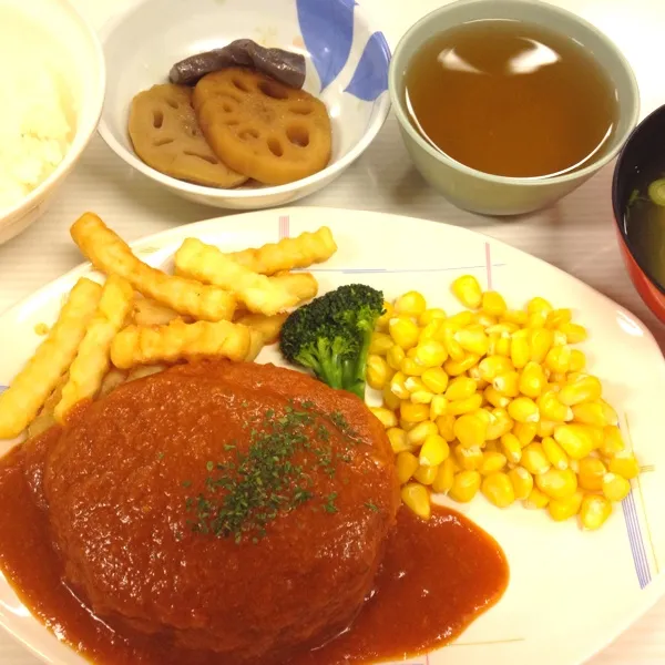 晩ご飯。煮込みハンバーグ？！
いやいや、デカすぎでしょ。|だこちんさん