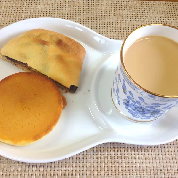 朝ごはん！
ローソンのパン。リラックマのお皿もらおうかと思って。このホットケーキ美味しいよ！|だこちんさん