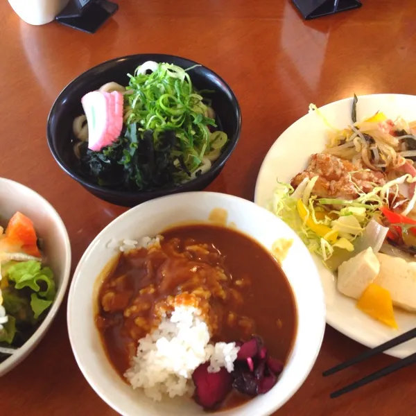 お昼はランチバイキング。
歩いてお腹が空いたので、炭水化物過多…
いかんいかん。
しかし、カレー美味しくて、おかわりしちゃった。|だこちんさん