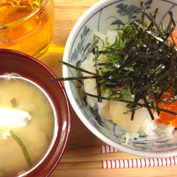 海苔をかけすぎて、まったく見えません〜
が、北海丼と名付けよう！
ホタテ、イカ、イクラ、シャケとシソがのってます。|だこちんさん