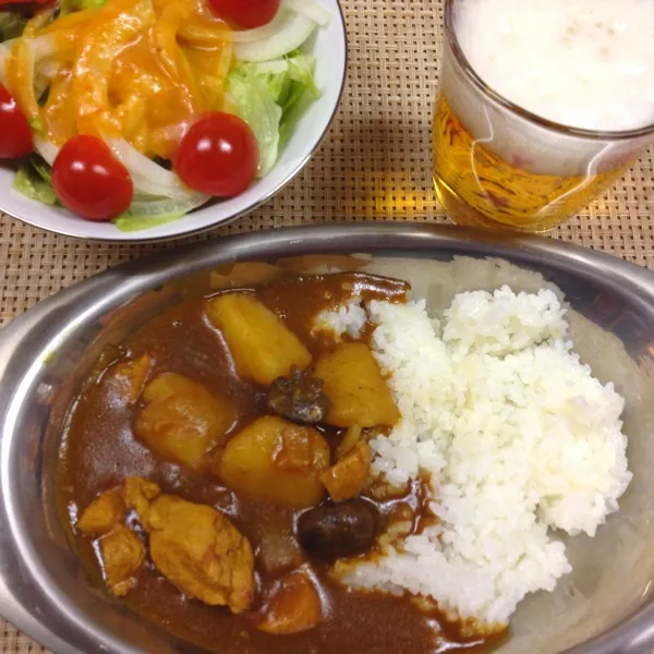 今日も家で仕事で忙しいので、カレーにしてみた。この前テレビでビニール袋料理をやってて、それを参考にお肉を塩麹やらなんやらいろいろに漬け込んで。お湯に投入。鍋の底にお皿を沈めるのを忘れて、ビニール袋が…|だこちんさん