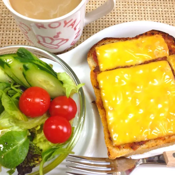 天然酵母のパンとチェダーチーズでピザトースト。コクが出て美味しいです。|だこちんさん