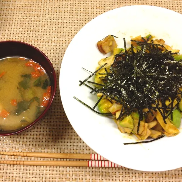 Snapdishの料理写真:アボカドとエリンギの簡単丼。
時間なかったので。
刻み海苔で何が何だかわからないけど。
ご飯の上にはチーズものっておりやす。|だこちんさん