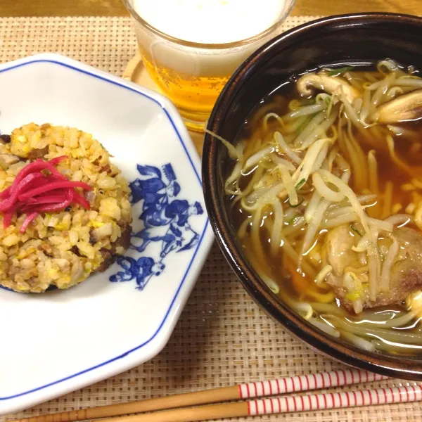 Snapdishの料理写真:今日は半チャンせっと！！
ラーメンとチャーハン！
間違いなく炭水化物過多ヽ(´o｀；
ラーメンはまるちゃん正麺醤油味。
とりあえず焼き豚を使ってしまいたくて。|だこちんさん