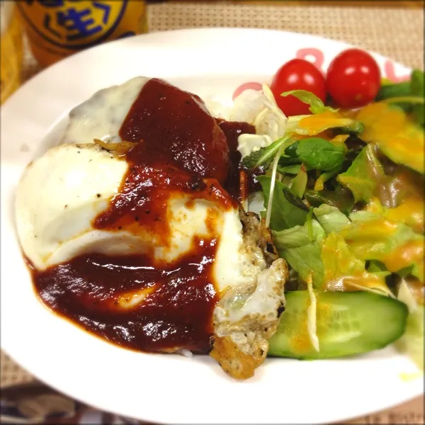 Snapdishの料理写真:今日はなんか思い立ってロコモコ丼～♪
ま、時間もなく、冷凍の作り置きハンバーグを消費したくて。今日は久々に整体に行ってガチガチの肩をほぐしてもらいました。最近頭痛いな〜と薬飲んだりしてたけど肩が原因。|だこちんさん