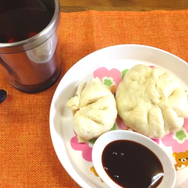 朝ごはん。
野田さんの手作り肉ま～ん。
美味しいぞ。|だこちんさん