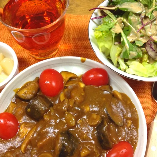 晩ご飯。。。見ての通りのこってりカレー。
病中なのに。
不本意でしたが、残り物整理をしておきたくて。ちょっと気持ち悪いかも。
何より多すぎる。やっぱり本調子じゃない。|だこちんさん