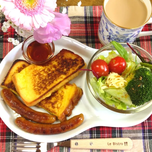 Snapdishの料理写真:休日ブランチ。
フレンチトースト✨ソーセージ&ブロッコリーサラダ💖カフェオーレ(キティちゃんのカップ)
お皿もカップも最近購入！
テンションあがるね。|だこちんさん