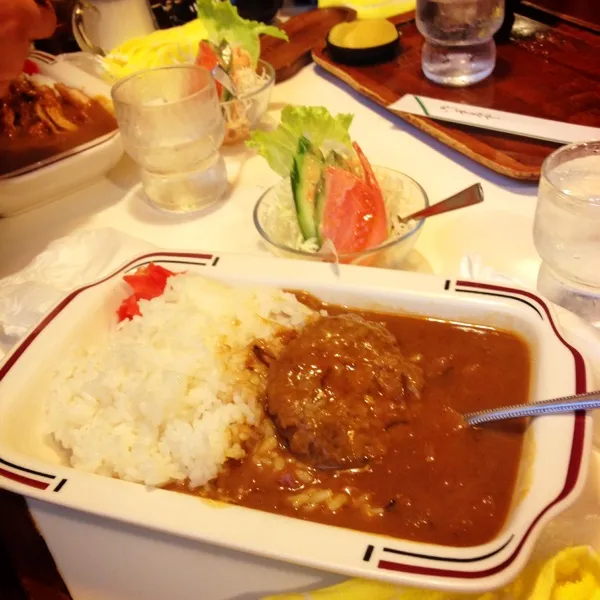 近所の昭和〜！な感じの喫茶店のハンバーグカレー。なかなか美味しい(^^)|Ychanさん