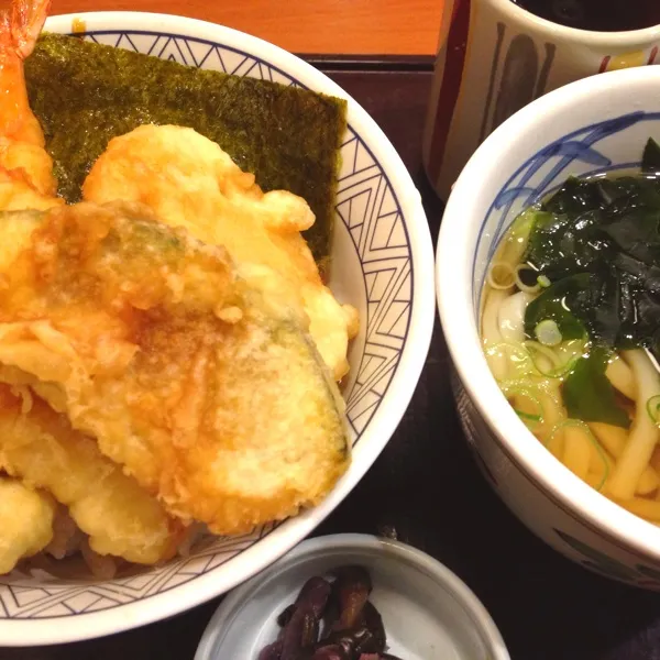 今日はパパと外食にしました。
いつものにぎわい海老天丼セット。910kcal。
あ〜お腹いっぱい。
これから海老の一尾少ないやつにしよ。|だこちんさん