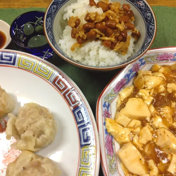 今日は簡単に、麻婆豆腐とシュウマイ。手抜きすぎて、パパ、ごめんね〜。
で、いただきものの茨城特産のそぼろ納豆とかいうもの。(ご飯にのっけてます)切り干し大根が入ってて、美味し〜。|だこちんさん