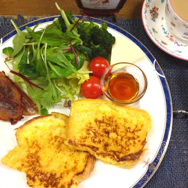 今日のブランチ。
休日って感じ。優雅な朝になる朝ごはん。
フレンチトースト。グリーンサラダ。カリカリベーコン。チーズ。
あー。雨だし、寒いし、お家で老犬とのんびりしよっ。|だこちんさん