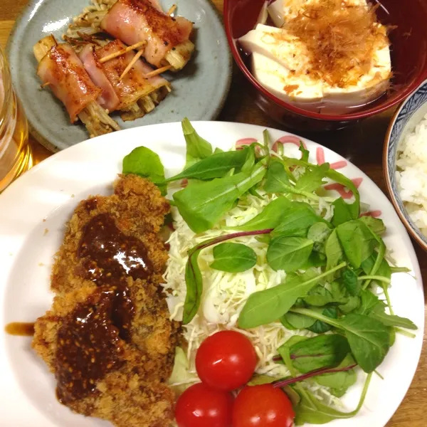 Snapdishの料理写真:晩ご飯。久々に仕事に行きましたぁ。
あー始まるのね。いやだわ。憂鬱。
で、今日は作り置きのトンカツ。
エノキが良いと聞いたので、ベーコンで巻いてみました。うまっ。飲み屋料理。|だこちんさん