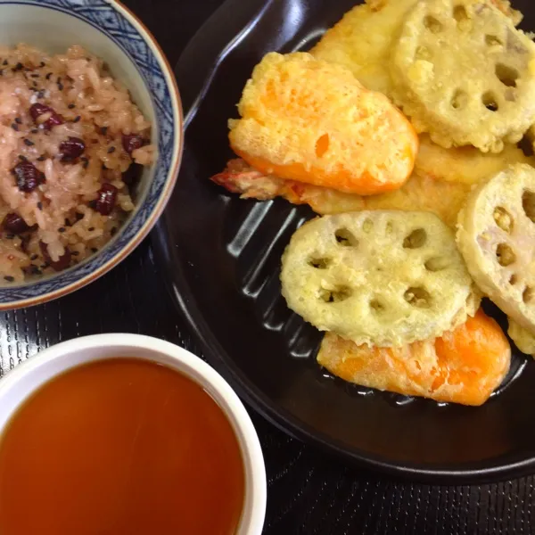 昨日またお隣から天ぷらとお赤飯が届き、天ぷらつゆを作り、今日のお昼にいただきました。
おばちゃん。ありがとう！！|だこちんさん