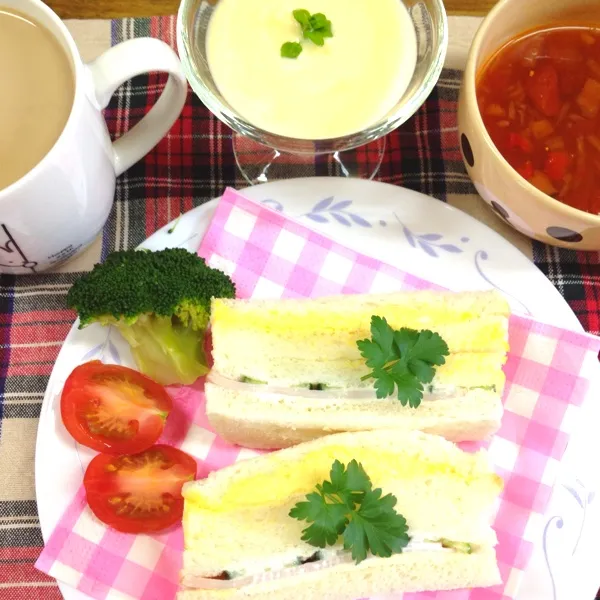 ランチ〜今日は家にこもって仕事します！！
サンドイッチ
ミネストローネ
マンゴーヨーグルト
カフェオーレ|だこちんさん