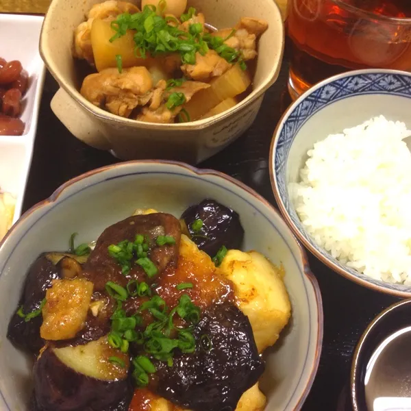 今日の晩ご飯！！メインは…揚げ出し豆腐となすとしいたけのみぞれあんかけ。
副菜は鶏と大根のあっさり煮、きんとき豆とお漬物(自家製の頂き物)。
昨日は私はお友達のお誕生日会で外食したので、がんばった！|だこちんさん