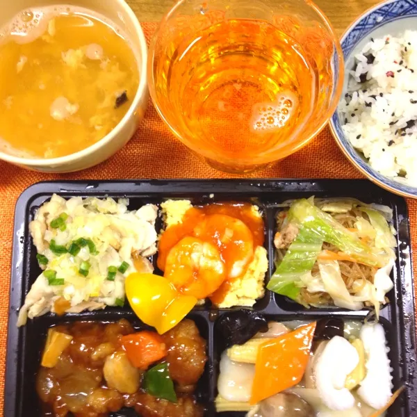 昨日の晩ご飯は、遅くなっちゃったので、デパ地下ごはんで勘弁してもらいました。
半額になってていいかんじ。
いっつもこれ買っちゃう。|だこちんさん