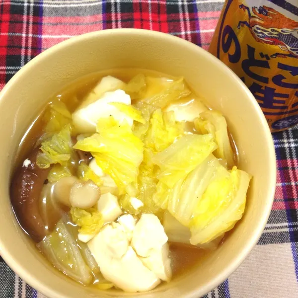 Snapdishの料理写真:今日の晩ご飯は軽め。
湯豆腐を鍋風にしてみました。
さっきのラーメンは2日前の晩ご飯。
今日は家にこもって仕事してました。
なんか頭痛い。薬のんどきました。|だこちんさん