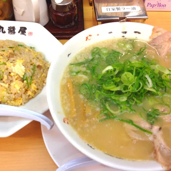 またラーメン屋さんに来ちゃいました！！
チャーハン定食と餃子。
パパと半分こ。|だこちんさん