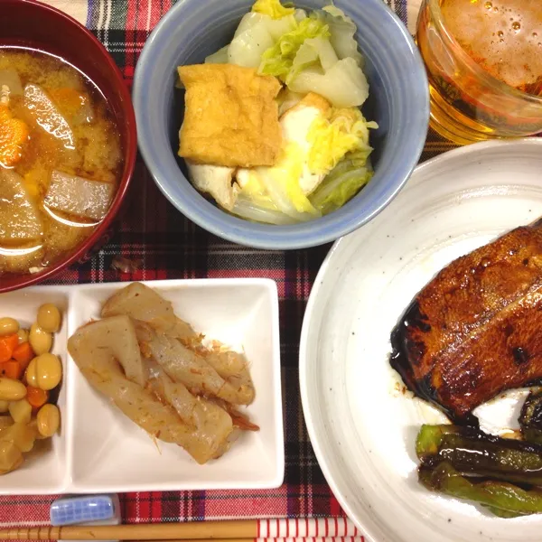 Snapdishの料理写真:今日は和食にしたぁ！
お豆さん以外ぜーんぶ作った。
案外簡単にできたよ。
ブリの照り焼き。豚汁ならぬ鶏ミンチ汁。白菜と厚揚げのたいたん。こんにゃくの炒め煮。なかなかビールにあいます。日本酒でもいいね。|だこちんさん