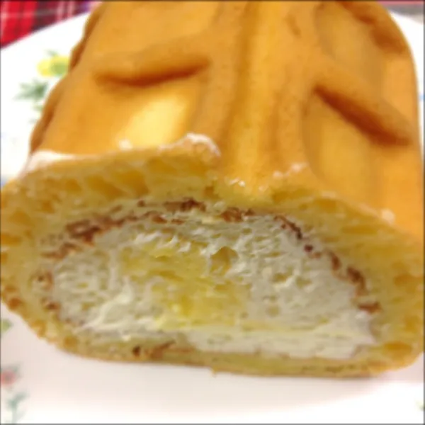 ワッフルロールケーキ！！
ここの生クリーム、すっご美味しいんです！
食後のおやつ。幸せのひととき。|だこちんさん