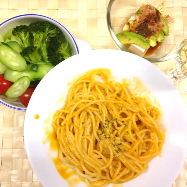 晩ご飯。
ウニクリームパスタ！
豆腐とアボガドのワサビ醤油添え
ブロッコリーサラダ
今日はKALDIのパスタソースで本格的なウニクリームパスタでした。オススメ！！！|だこちんさん