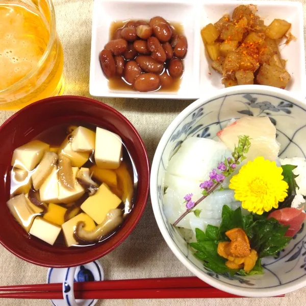 海鮮丼！！！うに入り〜
椎茸とお豆腐のおすましとこんにゃくと大根のピリ辛炒め煮と金時豆の煮たの(頂き物)
仕事帰ってからこんにゃくと大根のをつくったので、案外時間かかりました。|だこちんさん