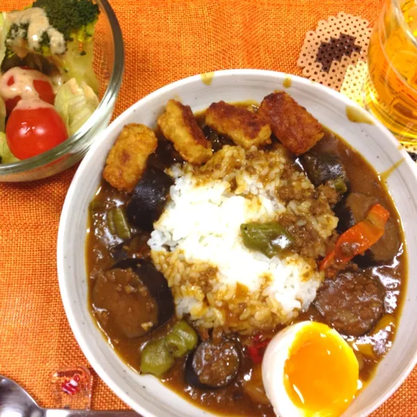 今日は昨日のミンチと玉ねぎを炒めたのを使ってナスのミンチカレーにしました！！
ハッシュドポテトととろ～り卵もつけました！|だこちんさん