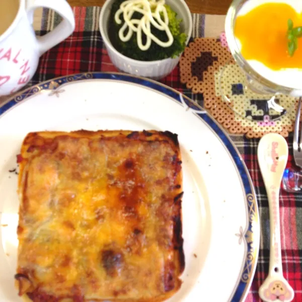 モーニングとよぼう！ピザトースト。焼き過ぎ感がありますが、めちゃうまなんです。あーこの美味しさ伝わらないわ。ま、何日か前にも作ってますけど。以前のパスタソースをたっぷりぬって…おいひぃ♪(´ε｀ )|だこちんさん