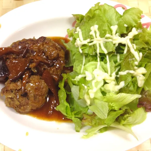 照焼きハンバーグ！マヨネーズがまた合う。
実は今日の晩ご飯はこれに豚しゃぶ！
ははは(^_^;)食べ過ぎたかな？
米粒は控えました。|だこちんさん